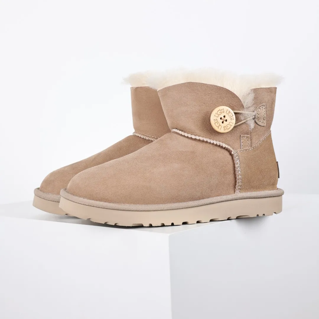 Pick up locally 💰540 The core recommendation is good price UGG basic Bailey twist style Xiaohongshu hot style Henan Longfeng leather production Sheepskin integrated top quality in the market 2-3 cm cashmere insole to keep warm in winter and a very suitable choice for home use UUG has launched a style series in the new year, which is partially geared towards the preferences of young consumers and has also moved to the forefront of fashion trends. Shoe body material Water-repellent coated suede upper 17mm UGGPURE™ implanted wool insole Lightweight non-slip comfortable rubber outsole With brand LOGO Trademark Comes with full packaging Size: 35 36 37 38 39 40